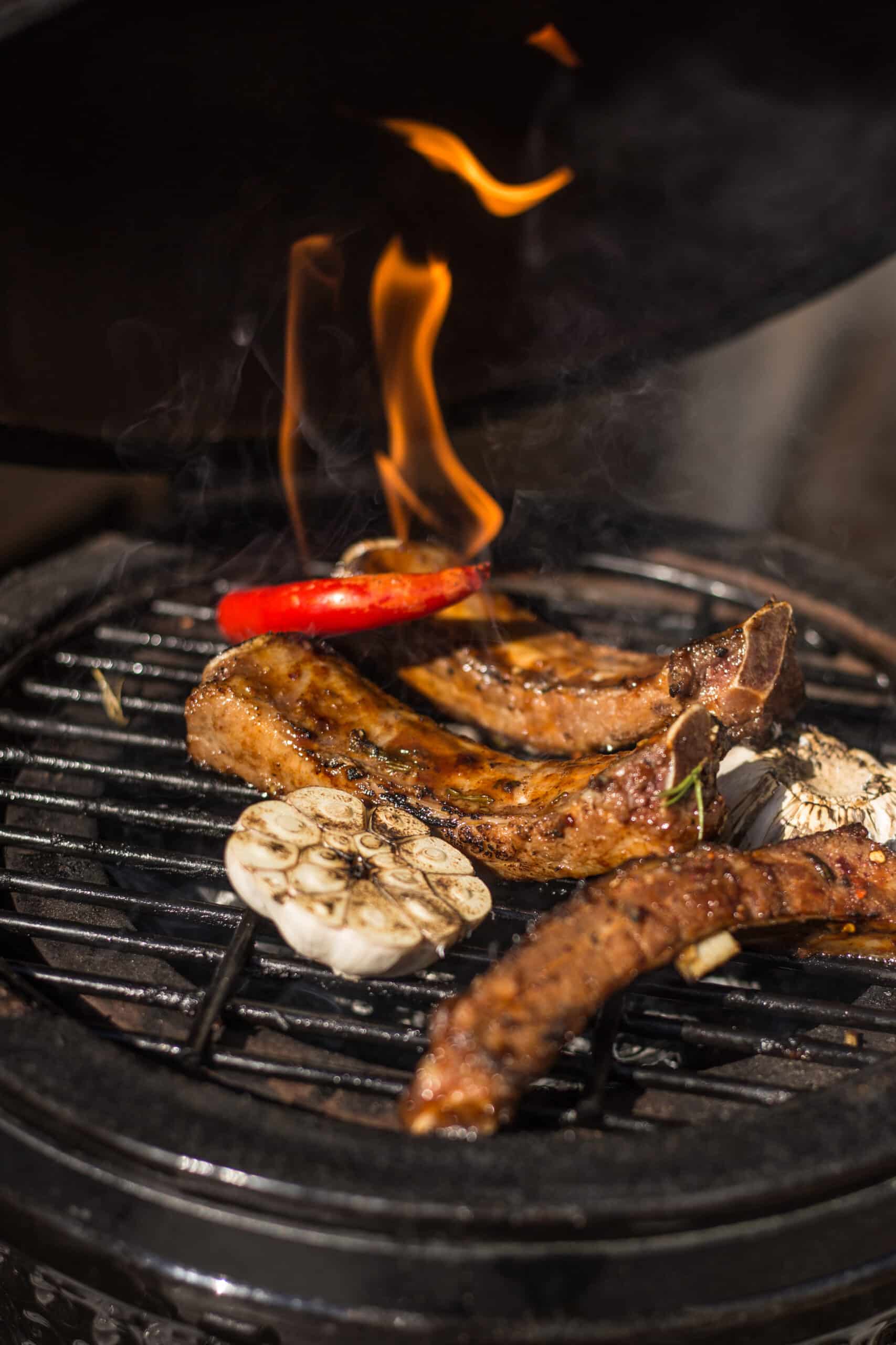 motivul pentru care se freacă usturoiul pe grătarul pentru barbecue