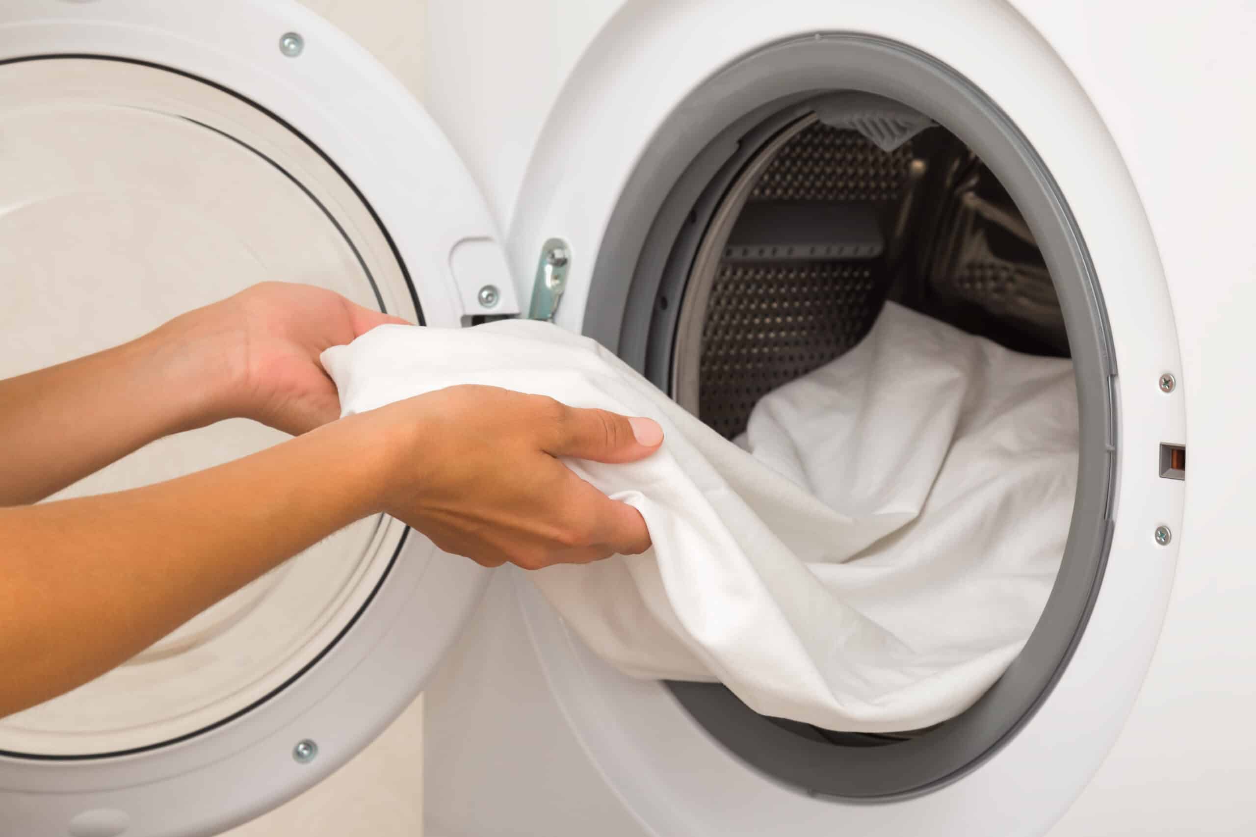 două tablete în mașina de spălat pentru a avea haine albe ca noi
