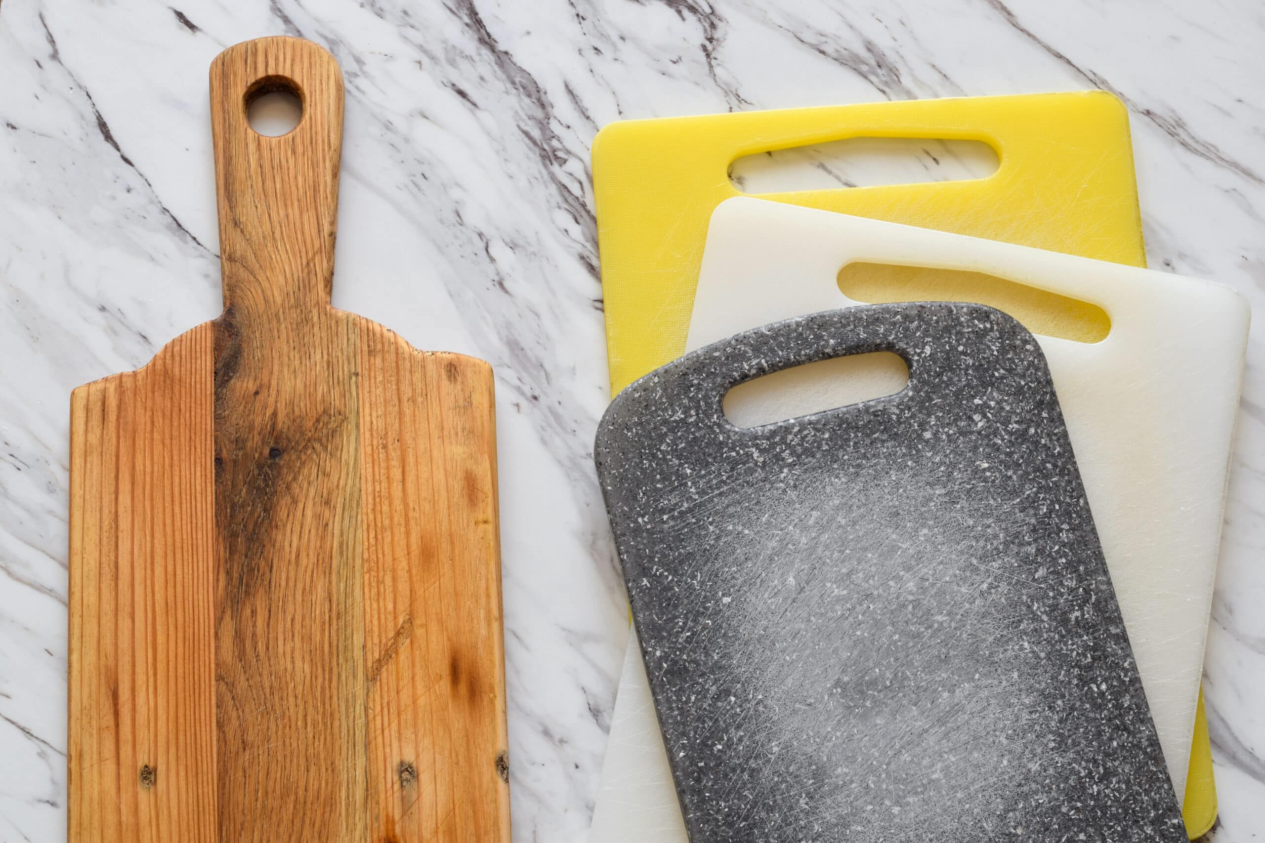 placă de tăiat din plastic și lemn