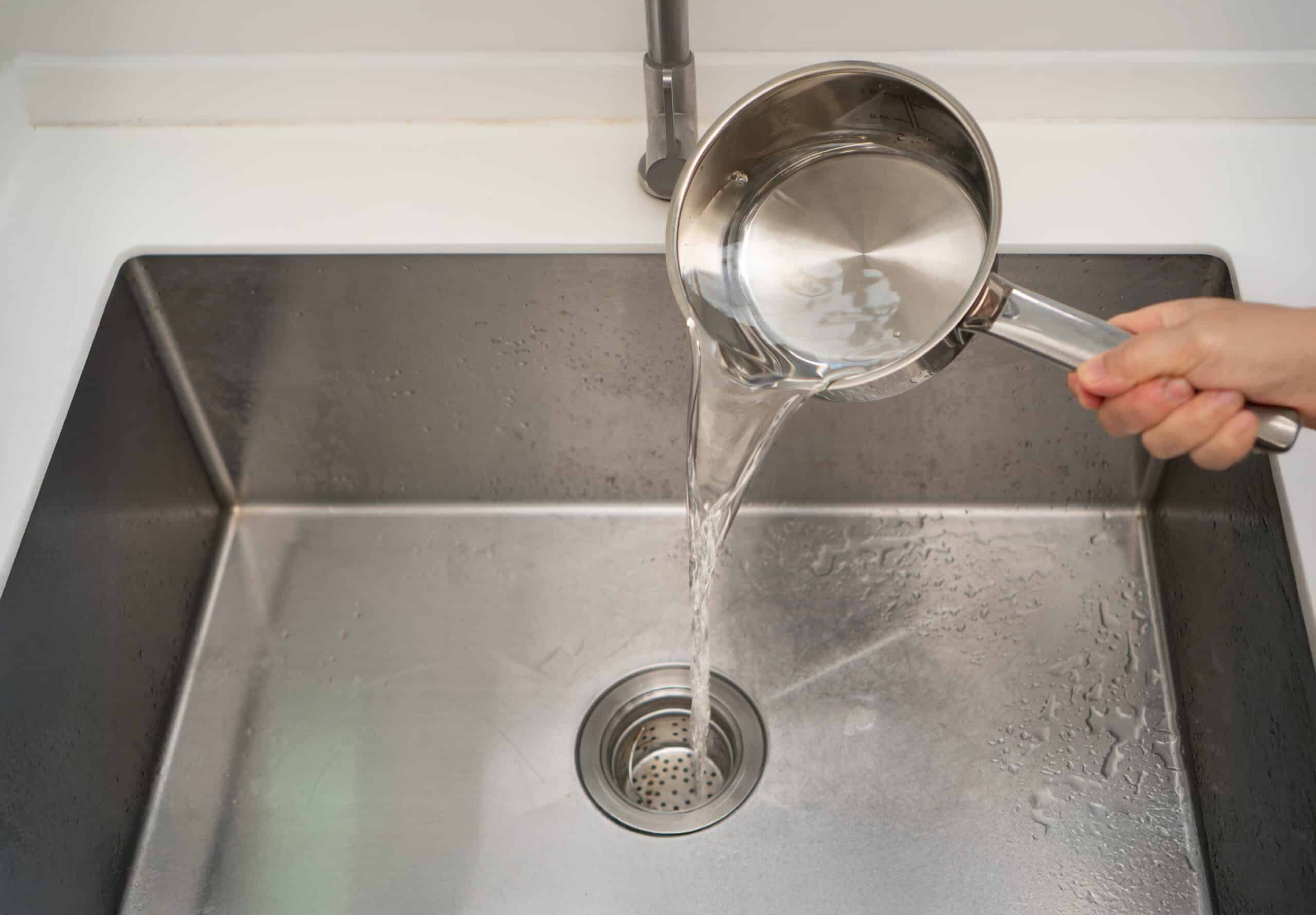 Vars apă clocotită sărată în chiuvetă o dată pe săptămână pentru a întreține țevile