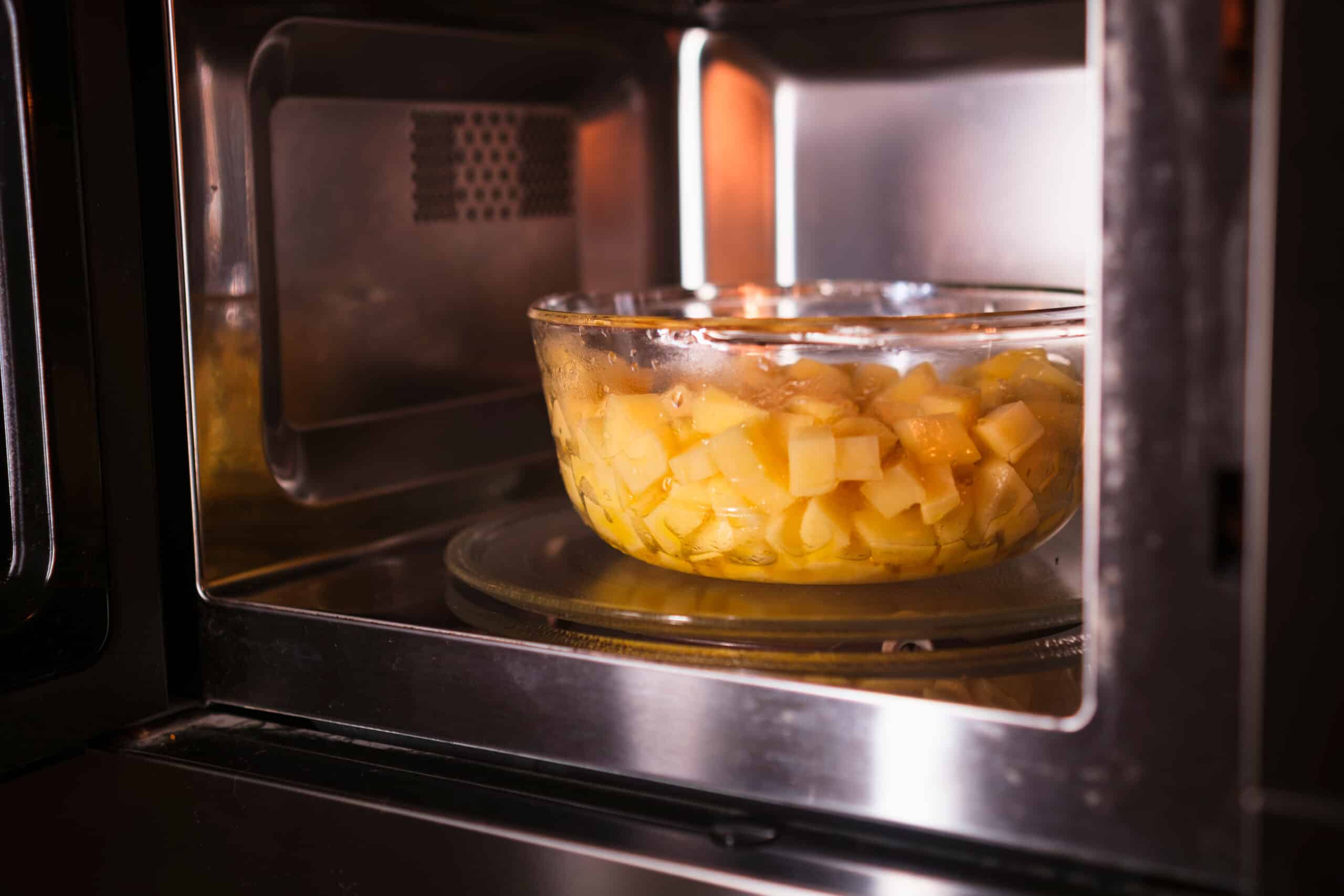 găti cartofi în cuptorul cu microunde