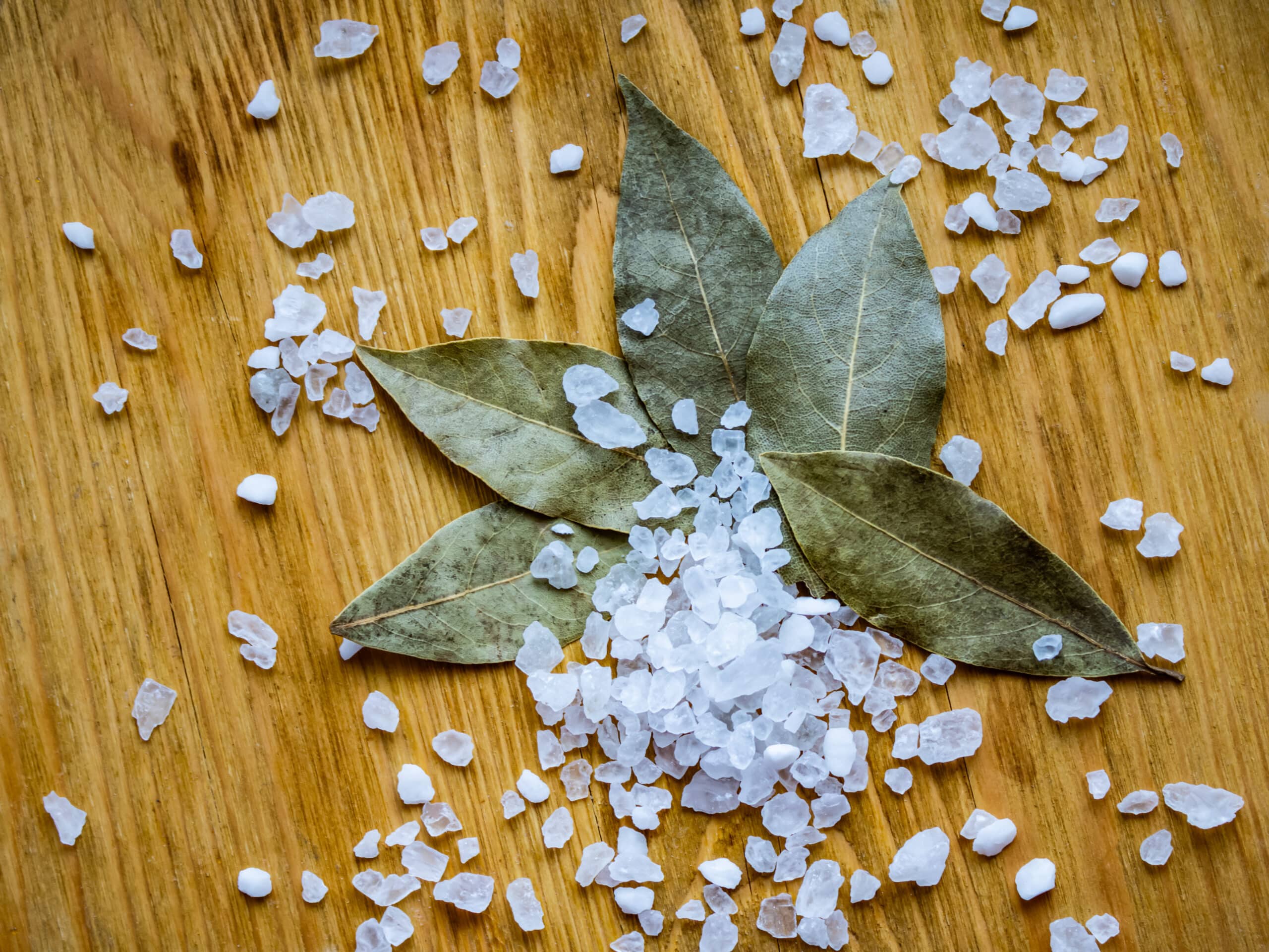 utilitatea sării și a frunzelor de dafin în fiecare cameră