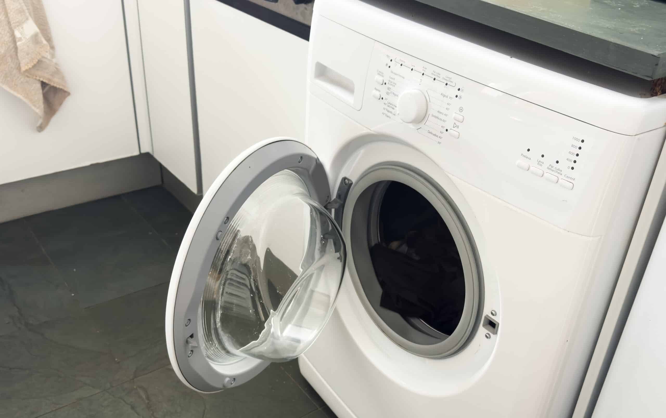 ușa mașinii de spălat lăsată deschisă după utilizare