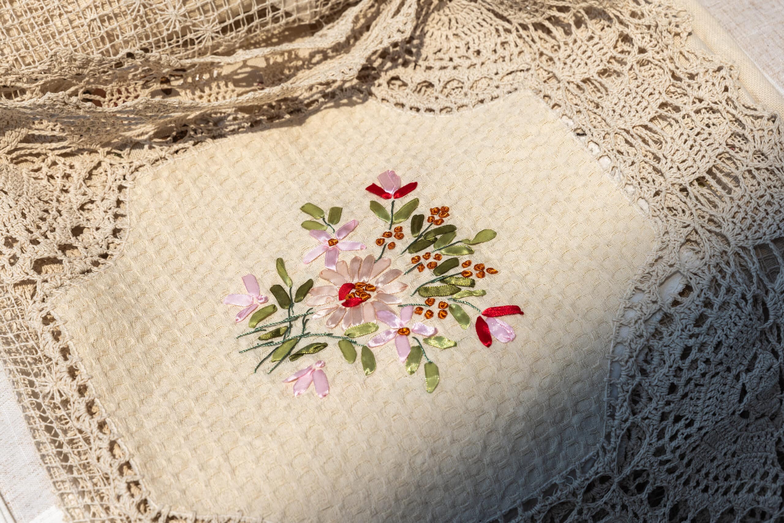 valoare fețe de masă vechi brodate