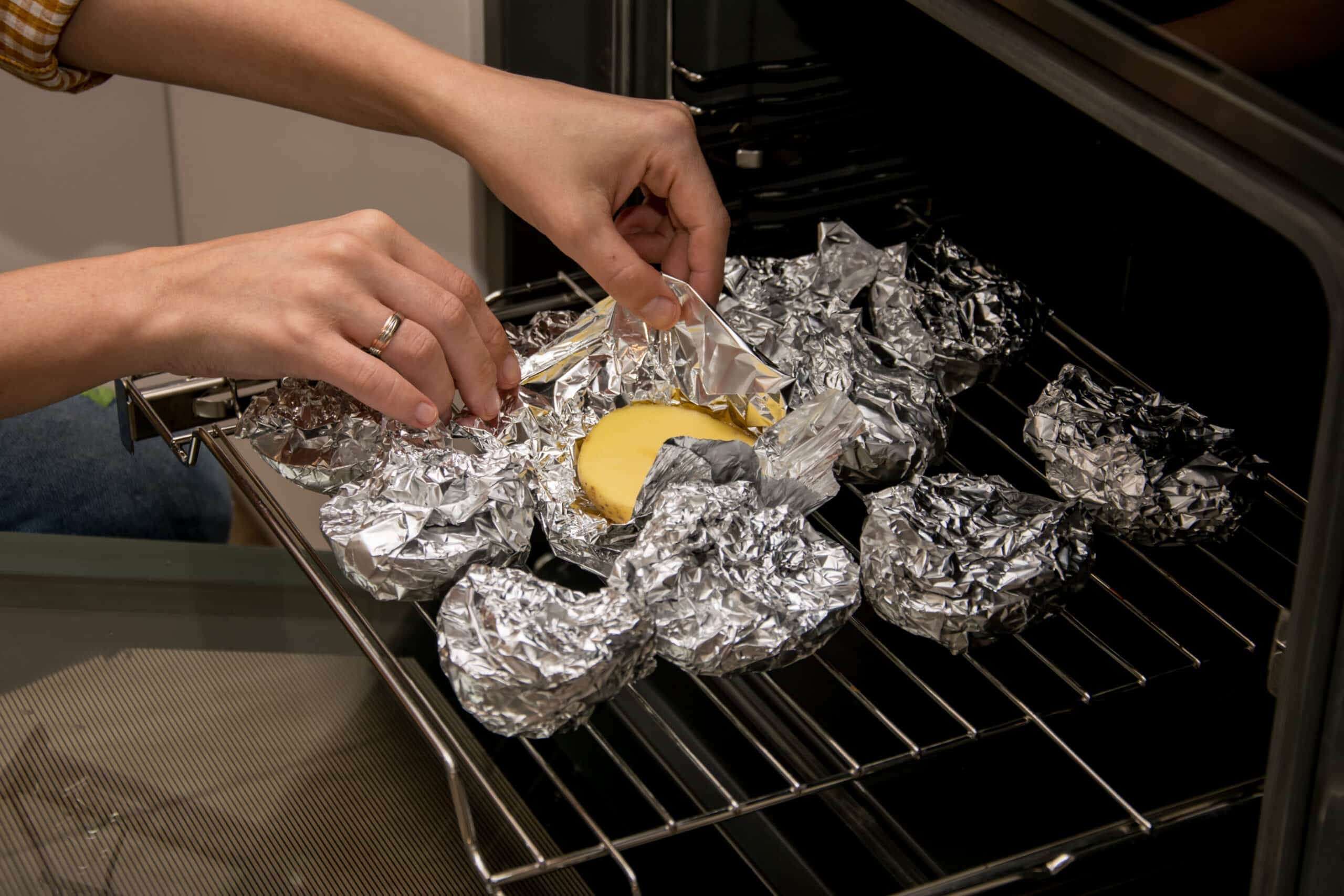 Descoperă pericolul de a pune folie de aluminiu într-un cuptor electric