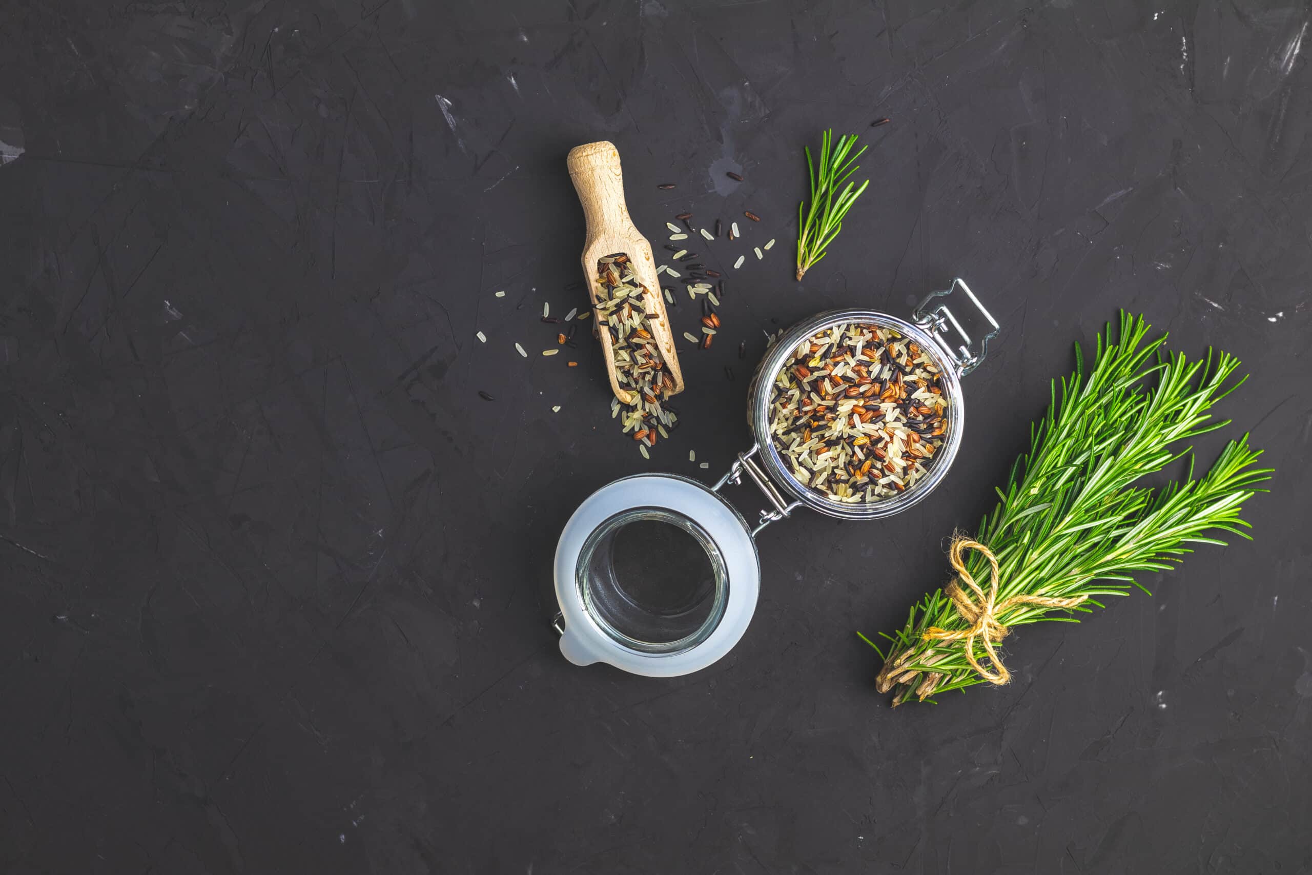 utilitatea orezului și rozmarinului într-un borcan