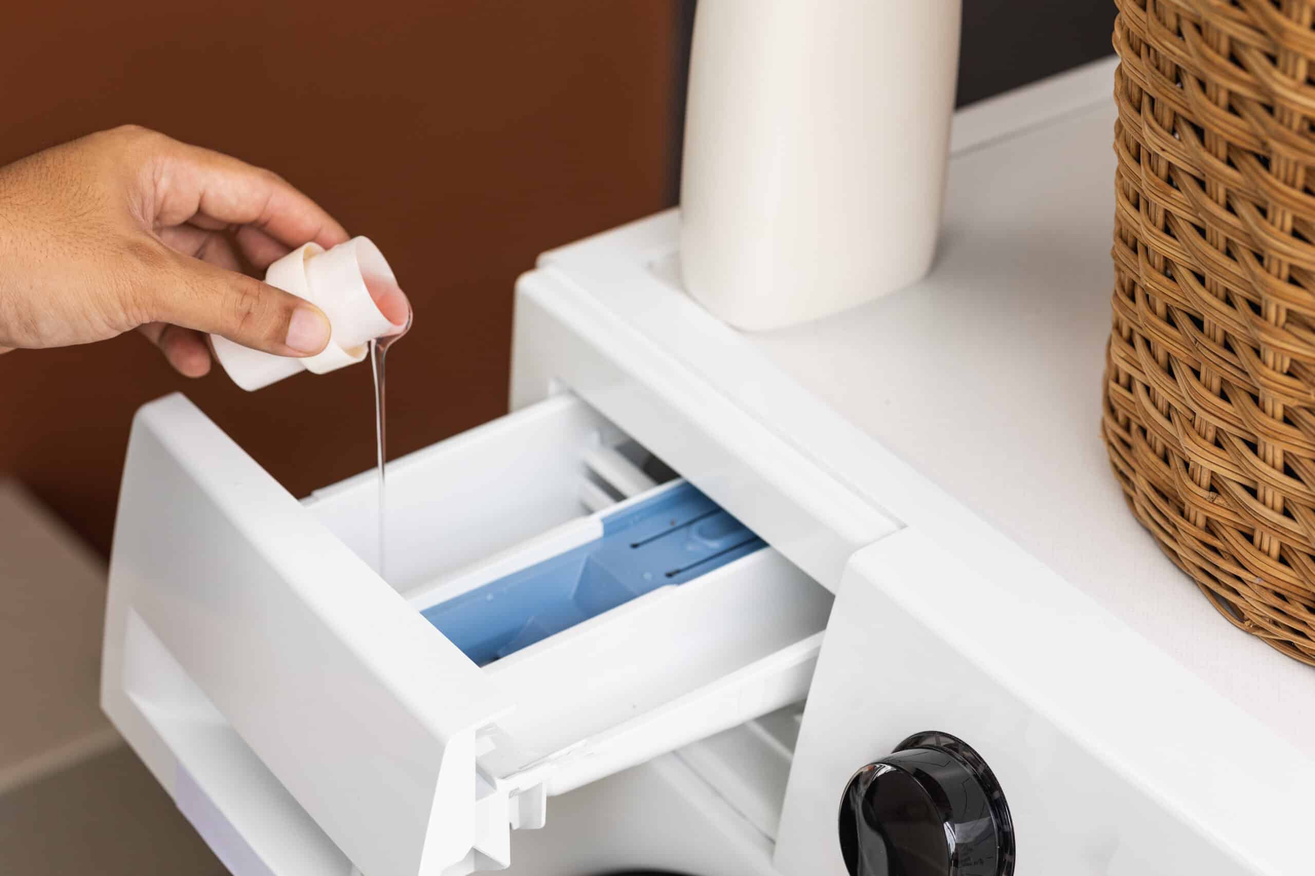 eroare de evitat atunci când se pune detergent în mașina de spălat