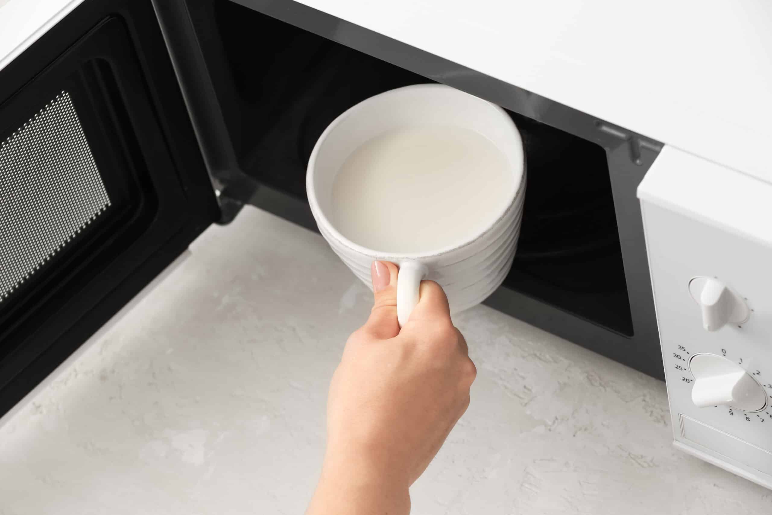 risc asociat cu laptele încălzit la cuptorul cu microunde