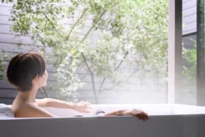 descoperiți de ce fiecare baie din Japonia este echipată cu o cadă mică și adâncă