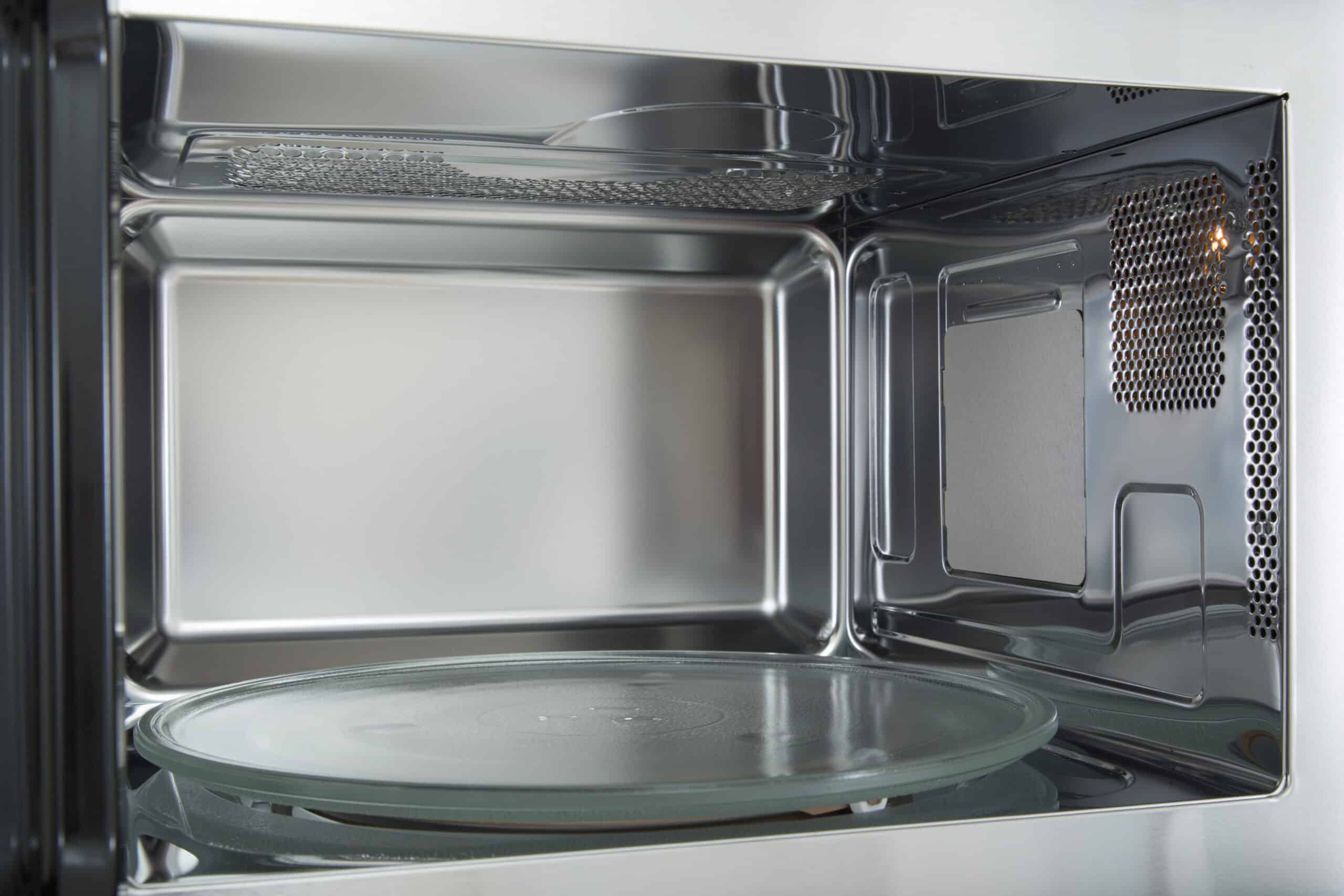 cuptorul cu microunde curățat în câteva minute