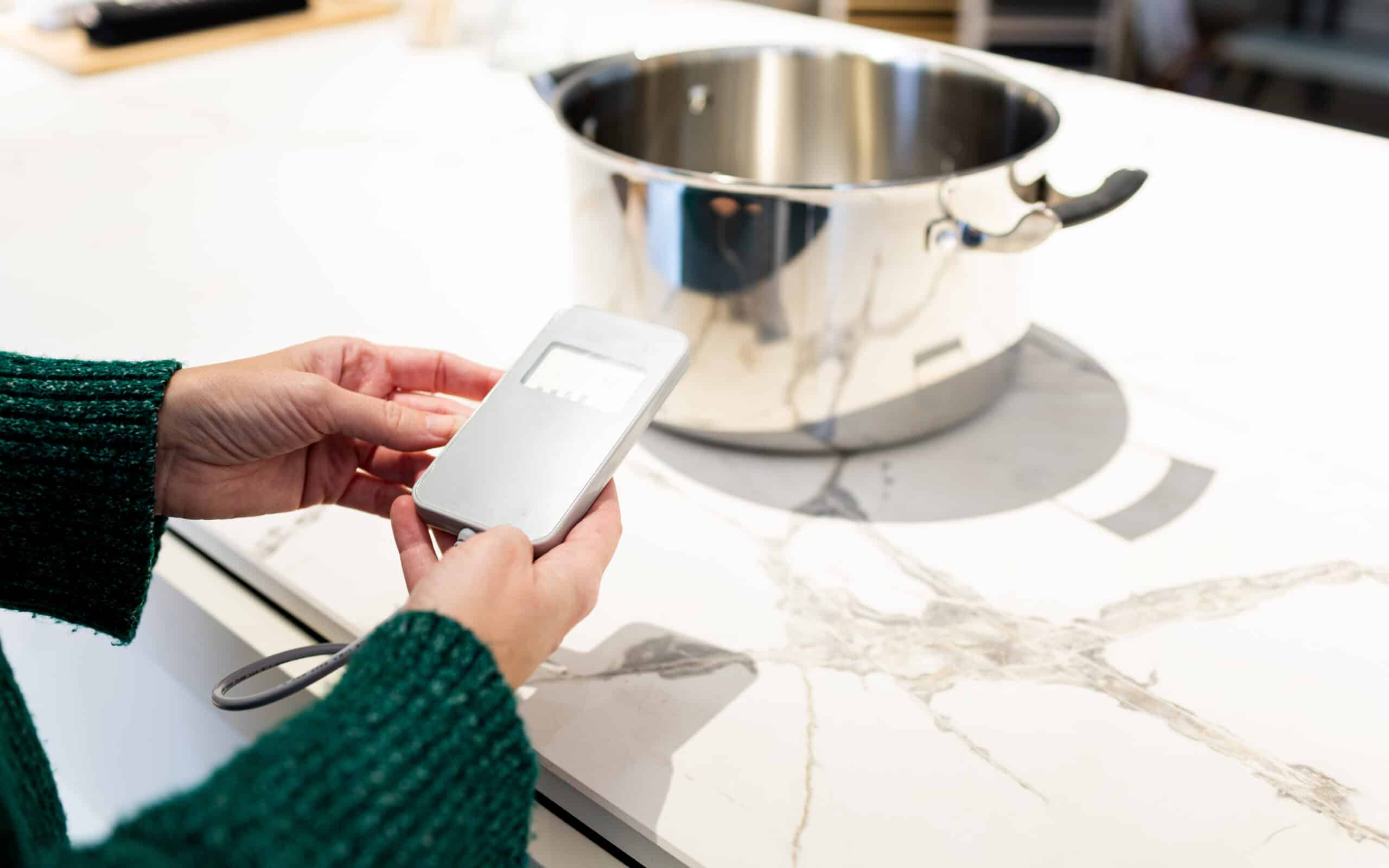 noua tendință care face bucătăria mai practică și mai spațioasă cu plită cu inducție invizibilă