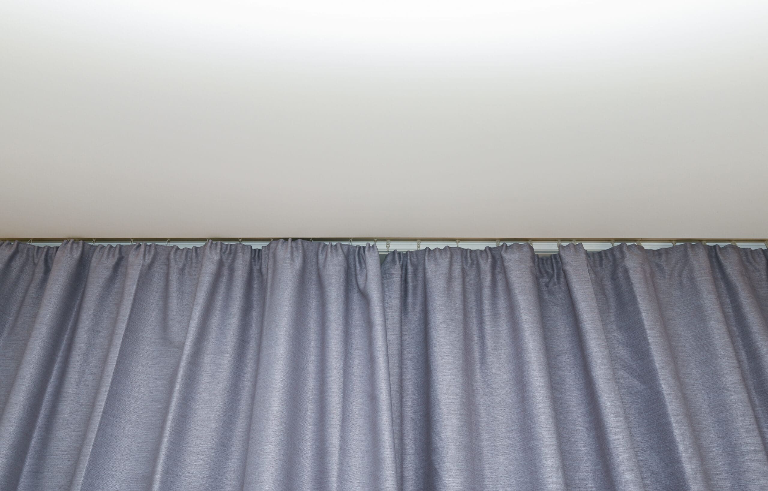 soluție pentru montarea perdelei fără a face găuri în perete