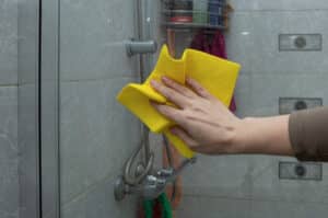 curățarea geamurilor de la duș